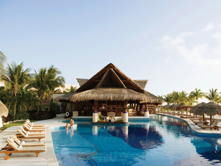 Bar en la Piscina en un Resort Todo Incluido