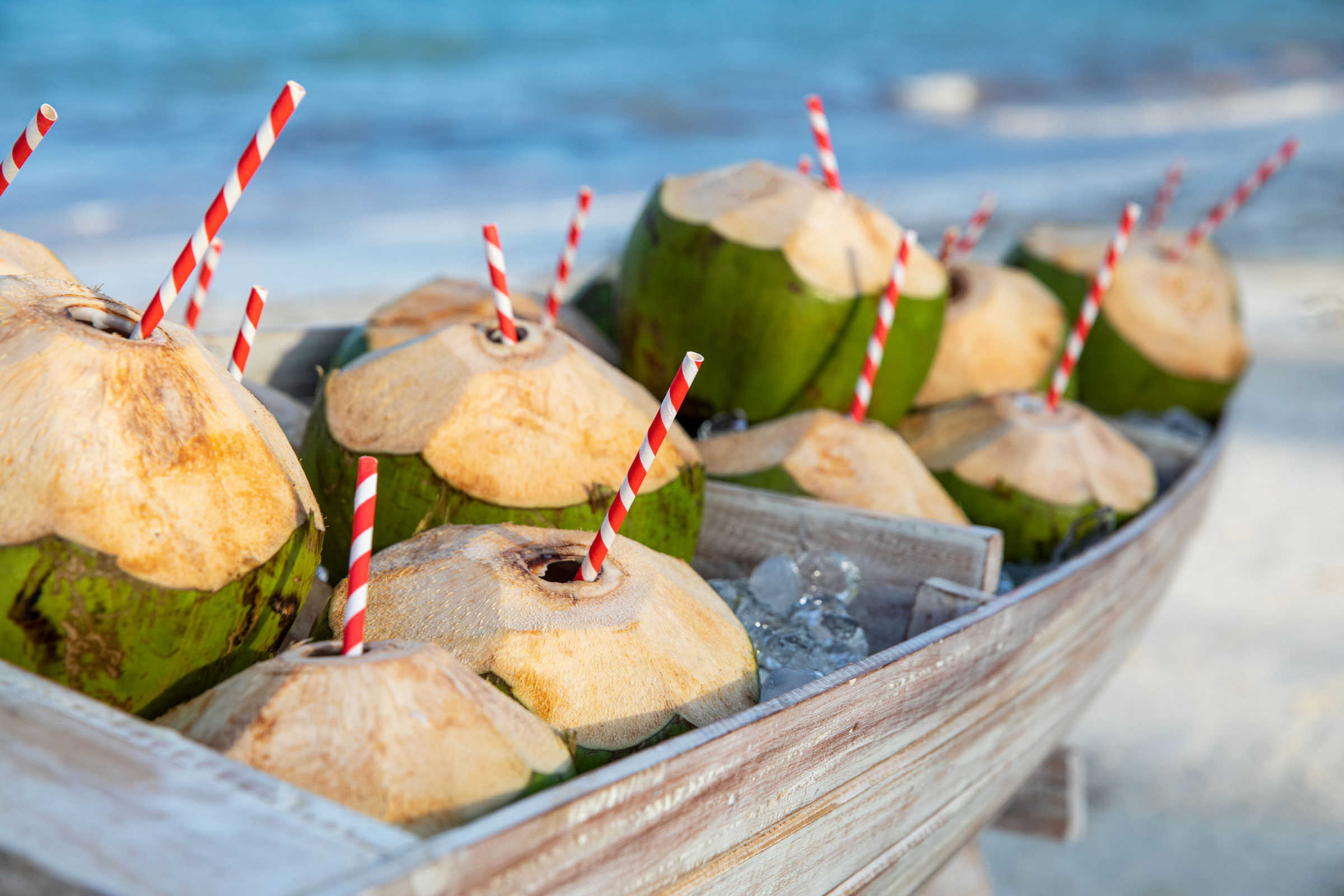 Boissons à la noix de coco sur la plage
